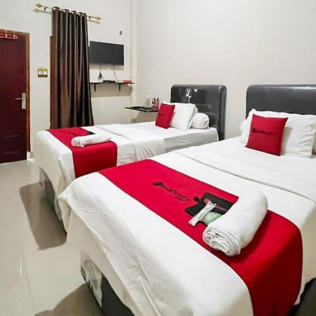 Отель Reddoorz Syariah Near Rsud Dr Hm Rabain Muara Enim Экстерьер фото