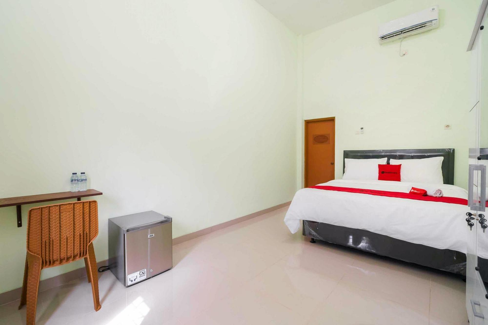 Отель Reddoorz Syariah Near Rsud Dr Hm Rabain Muara Enim Экстерьер фото