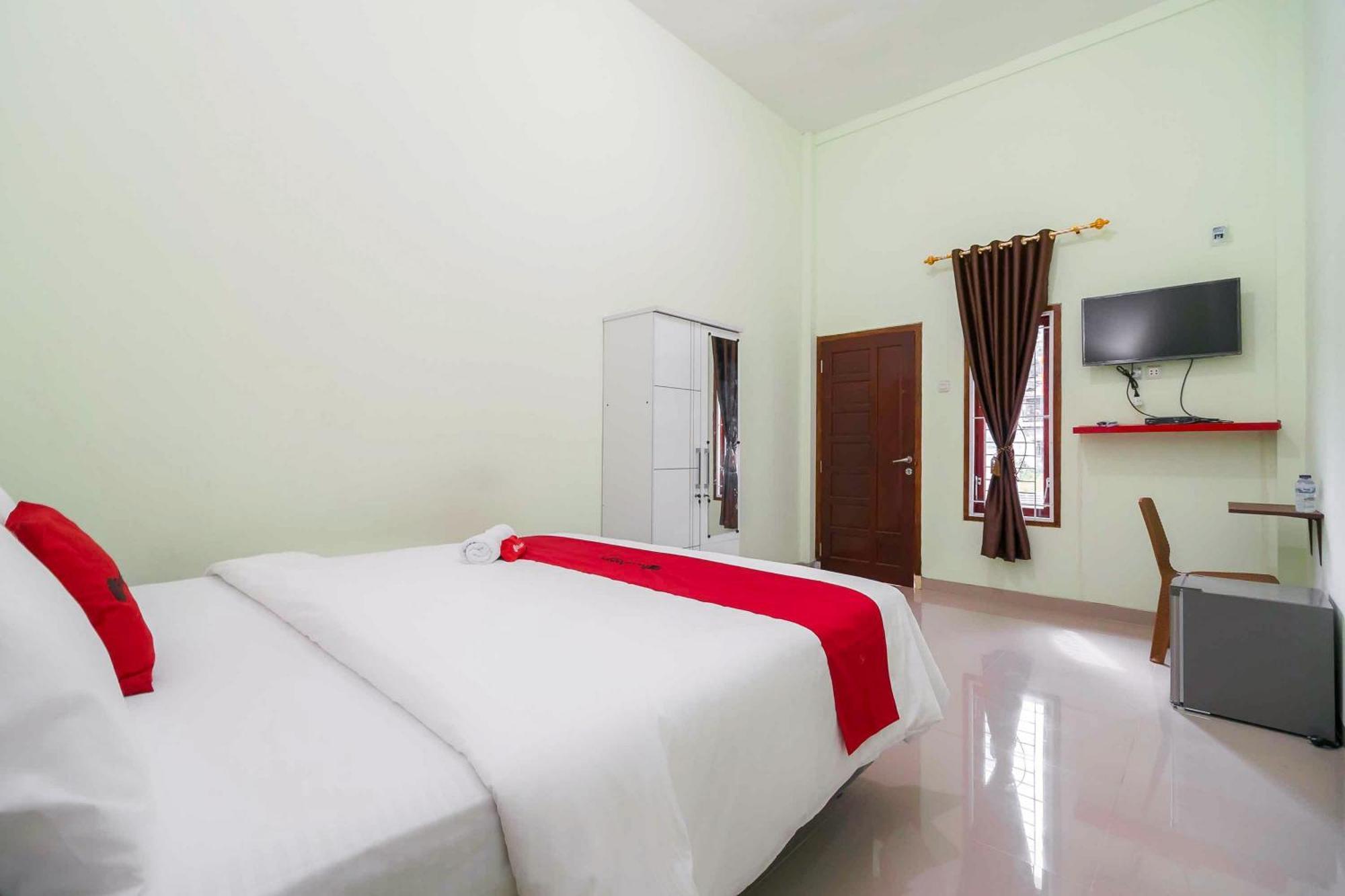 Отель Reddoorz Syariah Near Rsud Dr Hm Rabain Muara Enim Экстерьер фото