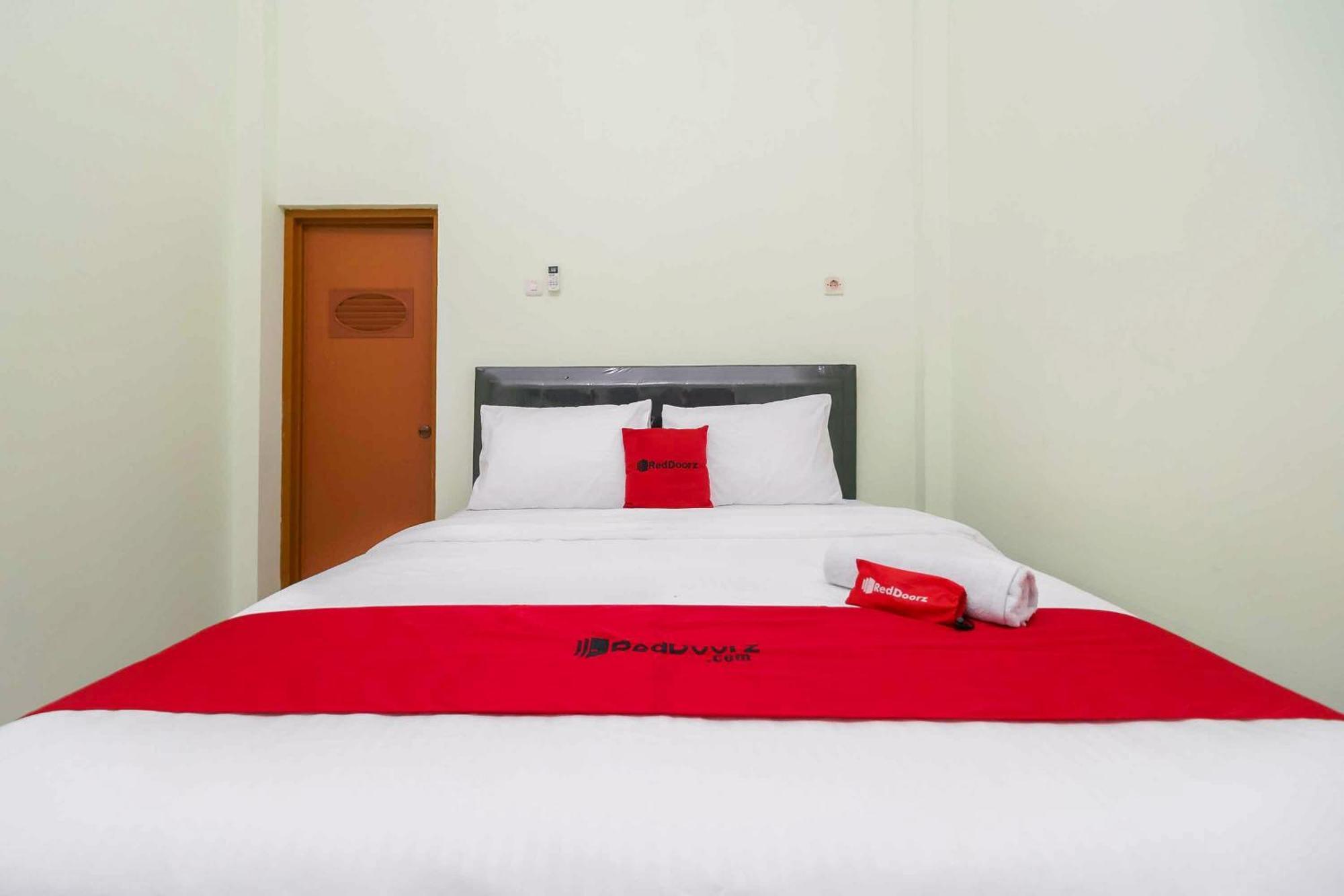 Отель Reddoorz Syariah Near Rsud Dr Hm Rabain Muara Enim Экстерьер фото