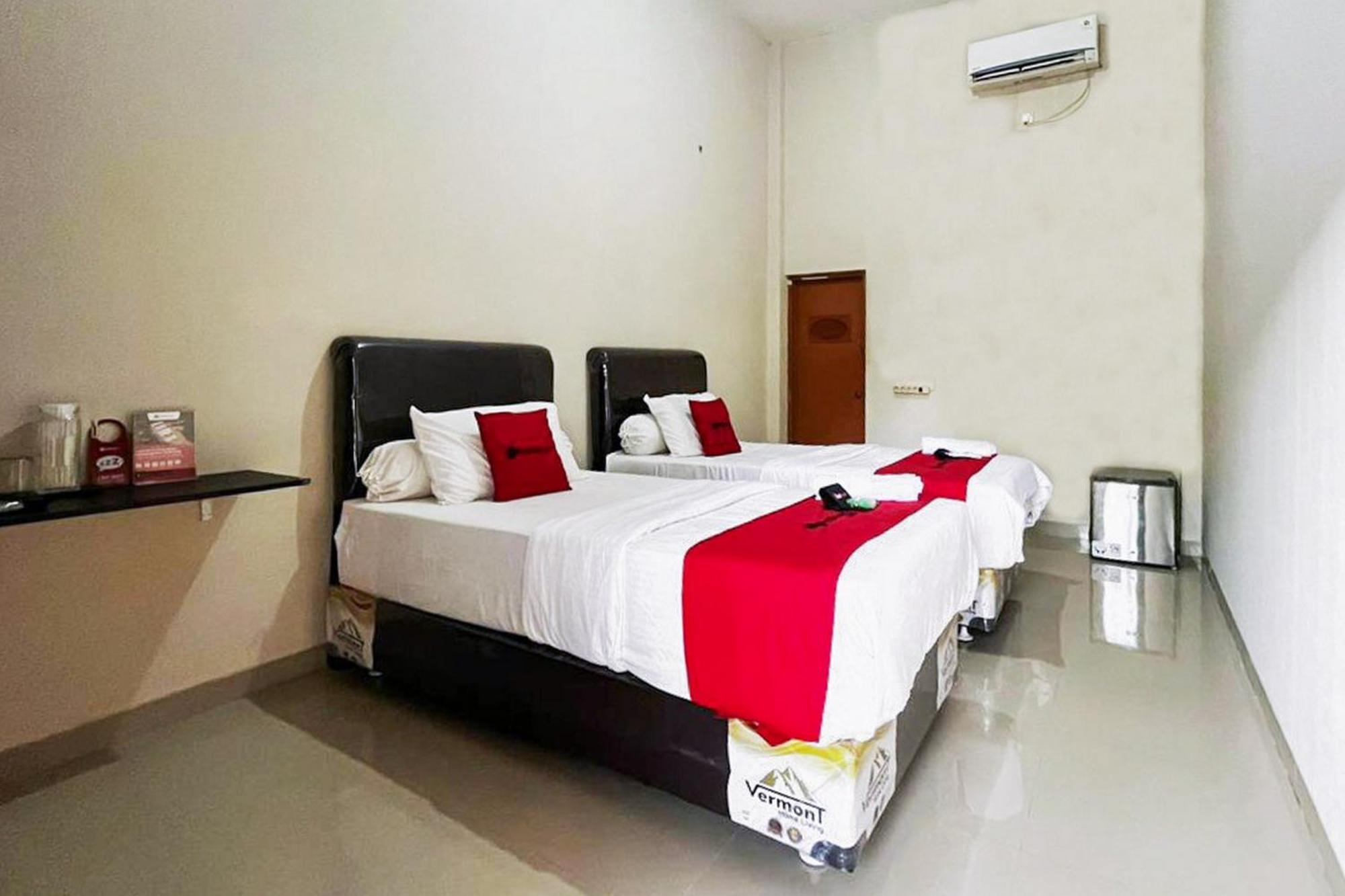 Отель Reddoorz Syariah Near Rsud Dr Hm Rabain Muara Enim Экстерьер фото