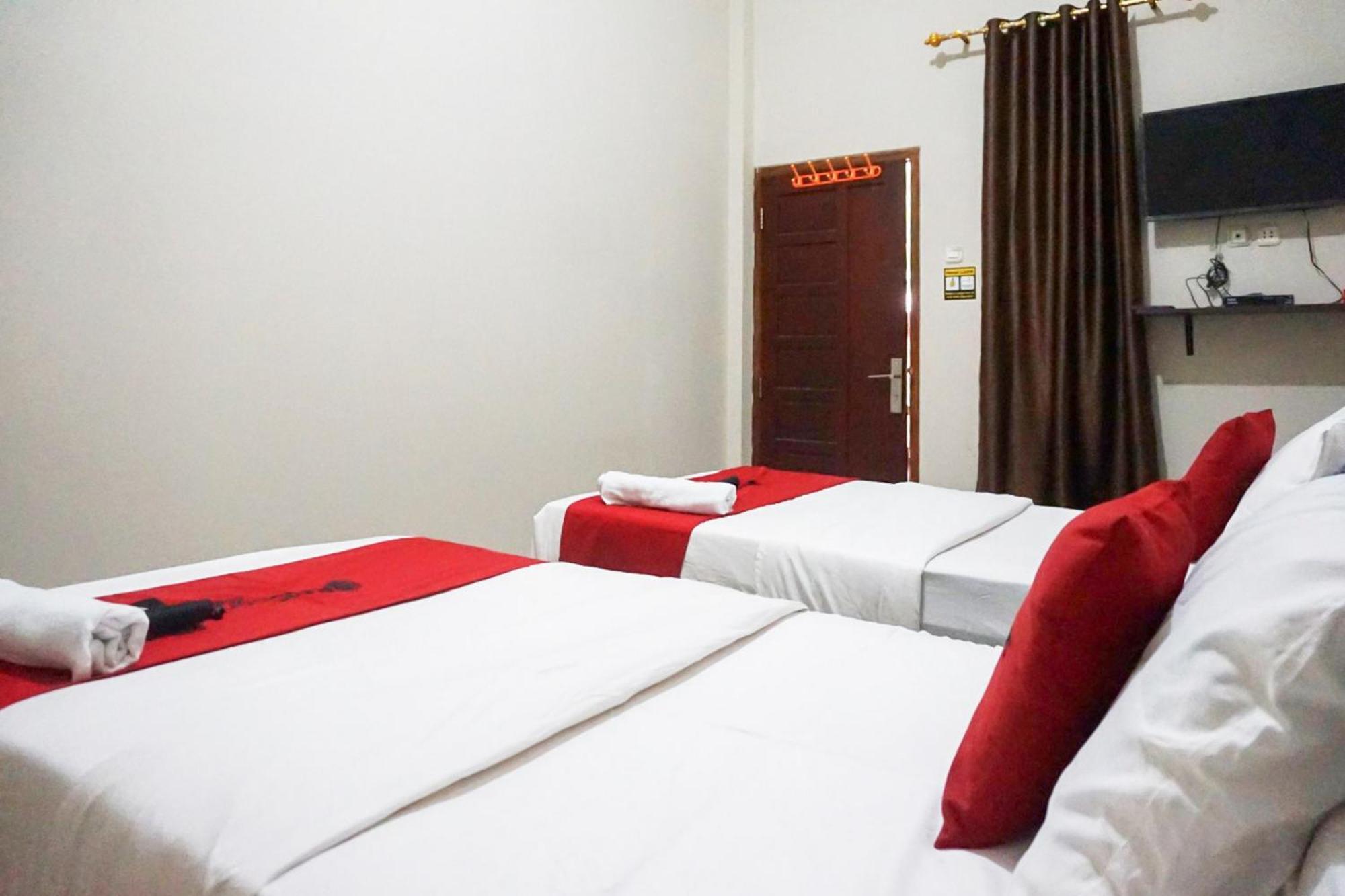Отель Reddoorz Syariah Near Rsud Dr Hm Rabain Muara Enim Экстерьер фото