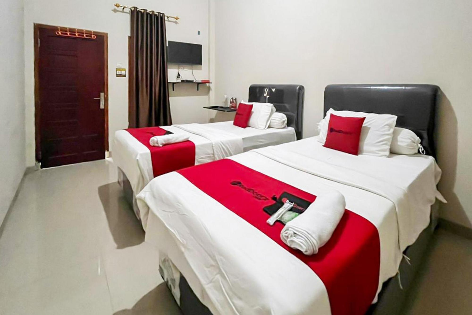 Отель Reddoorz Syariah Near Rsud Dr Hm Rabain Muara Enim Экстерьер фото