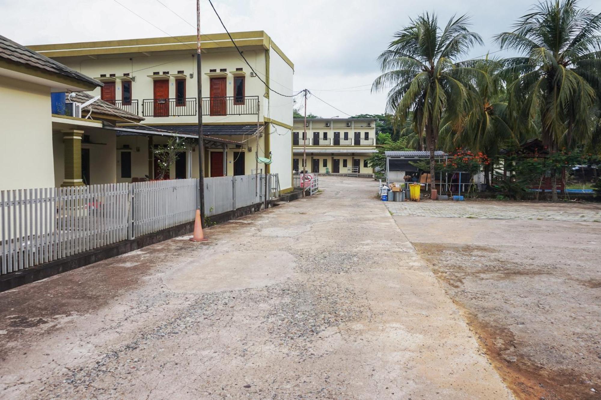 Отель Reddoorz Syariah Near Rsud Dr Hm Rabain Muara Enim Экстерьер фото